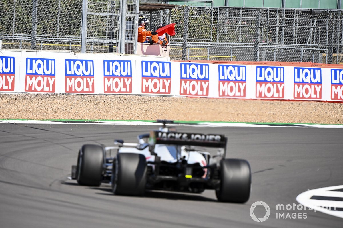 Un Marshal sventila la bandiera rossa a Romain Grosjean, Haas VF-20,