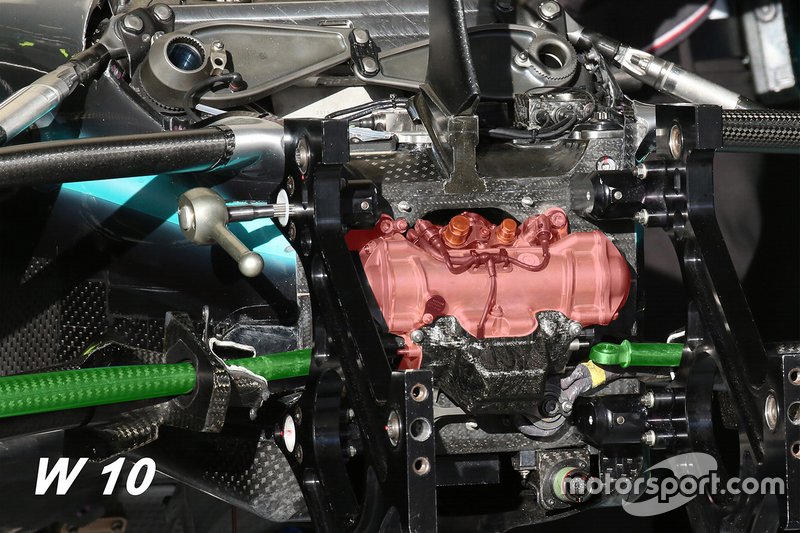 Dettaglio evidenziato della sospensione anteriore Mercedes AMG F1 W10