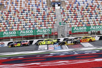 William Byron, Hendrick Motorsports Chevrolet Axalta leads