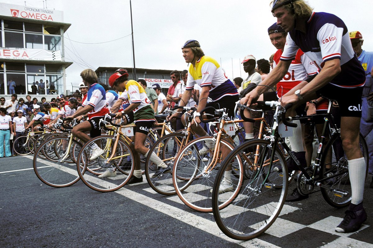 Los pilotos se alinean para una carrera de bicicletas alrededor del circuito de Interlagos, Ronnie Peterson, Niki Lauda, Ferrari y James Hunt, McLaren