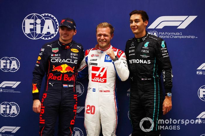 Los tres primeros clasificados: segundo Max Verstappen, Red Bull Racing, ganador de la pole Kevin Magnussen, Haas F1 Team, tercero George Russell, Mercedes AMG