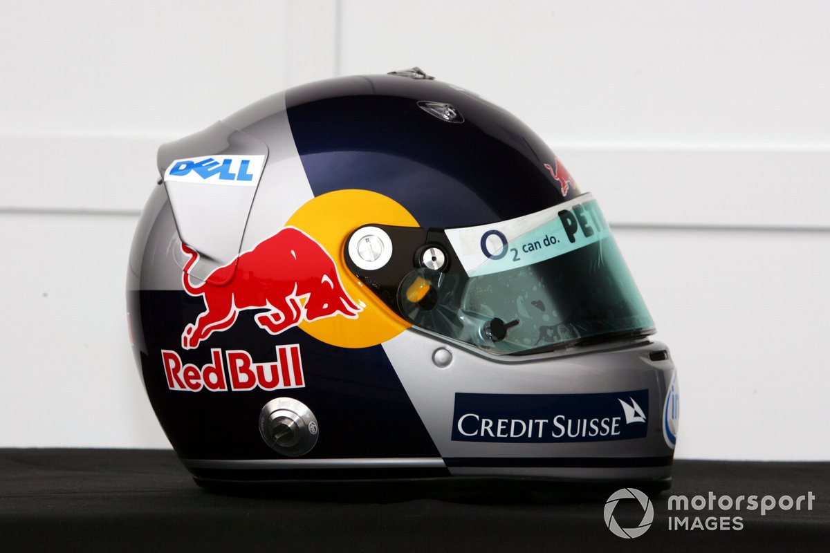 Le casque de ses débuts en F1, en 2006, aux couleurs de Red Bull