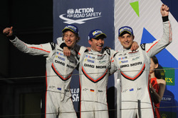 Podio: al secondo posto Timo Bernhard, Earl Bamber, Brendon Hartley, Porsche Team