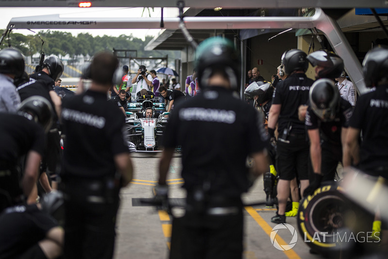 Mercedes AMG F1 Team pit stop antrenmanı