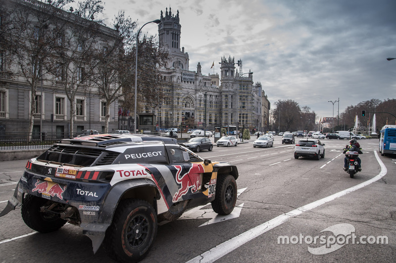 Carlos Sainz, Lucas Cruz, Peugeot Sport in the streets of Madrid