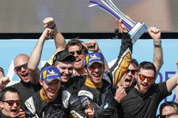 Il team Techeetah al completo celebra Jean-Eric Vergne e Andre Lotterer sul podio...