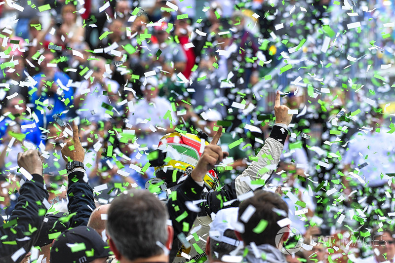 #5 Action Express Racing Cadillac DPi, P: Filipe Albuquerque celebrates in Victory Lane