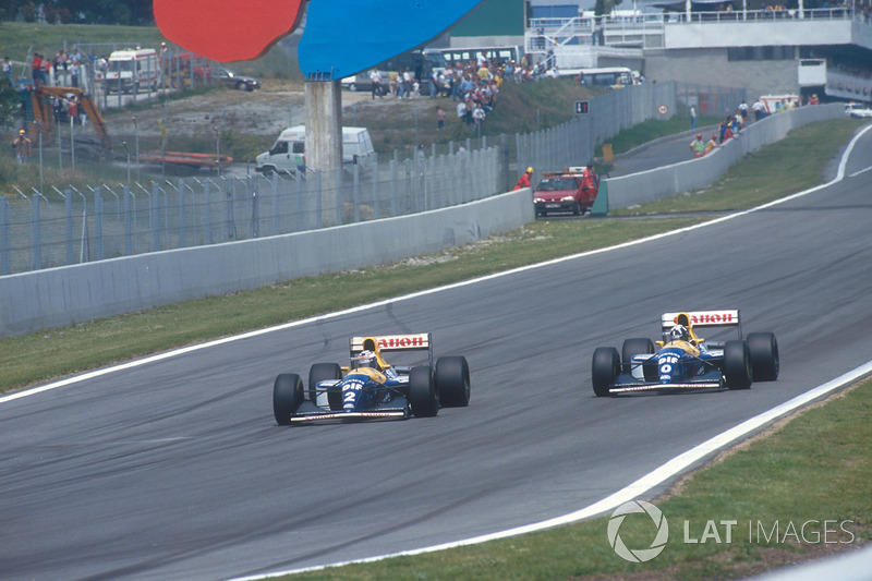 Alain Prost pasa a Damon Hill, ambos Williams FW15C Renault, por el liderato