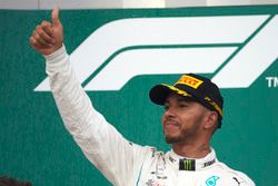 Le vainqueur Lewis Hamilton, Mercedes AMG F1, sur le podium