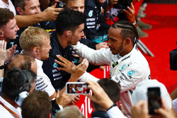 Le vainqueurLewis Hamilton, Mercedes AMG F1, dans le parc fermé