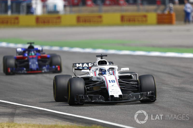 Lance Stroll, Williams FW41, delante de Brendon Hartley, Toro Rosso STR13