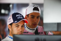 Sergio Perez, Force India, et Esteban Ocon, Force India