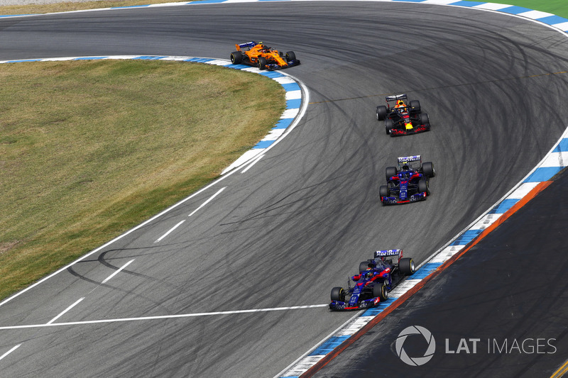 Брендон Хартли и Пьер Гасли, Scuderia Toro Rosso STR13, Даниэль Риккардо, Red Bull Racing RB14, и Стоффель Вандорн, McLaren MCL33