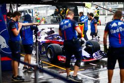 Brendon Hartley, Toro Rosso STR13 Honda, stops in his pit area. Andy Hone