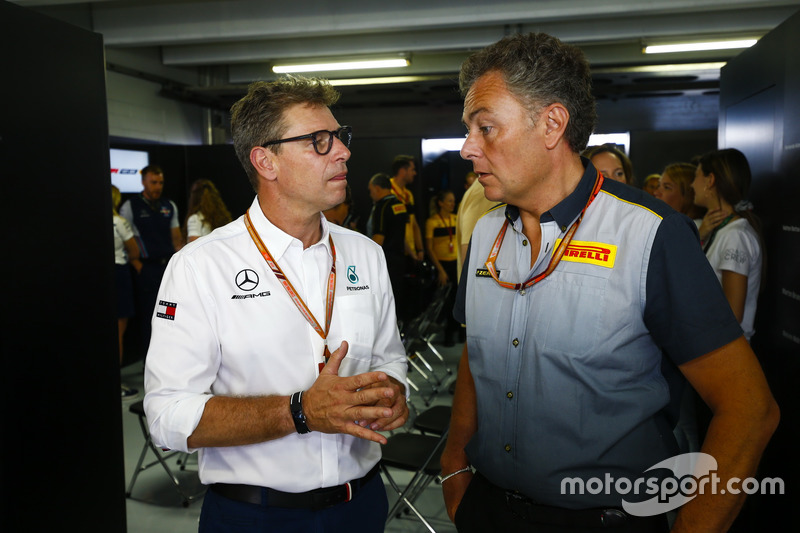 Mario Isola, Racing Manager, Pirelli Motorsport, parla con un membro del team Mercedes AMG