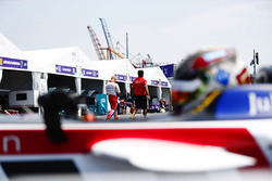 Daniel Abt, Audi Sport ABT Schaeffler, lascia i box mentre Felix Rosenqvist, Mahindra Racing, cammina in pit lane