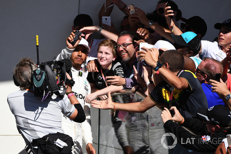 Il vincitore della gara Lewis Hamilton, Mercedes AMG F1 festeggia sul podio con i fan e posa per un selfie