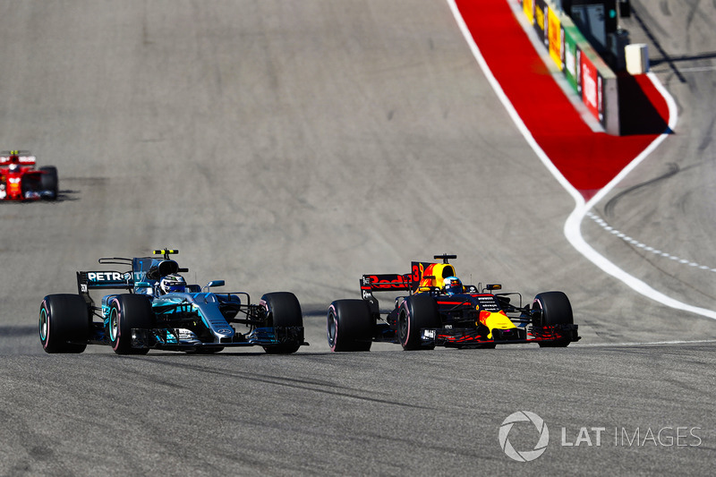 Daniel Ricciardo, Red Bull Racing RB13, battles with Valtteri Bottas, Mercedes AMG F1 W08