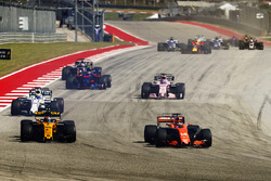 Fernando Alonso, McLaren MCL32, Carlos Sainz Jr., Renault Sport F1 Team RS17, Felipe Massa, Williams FW40, Sergio Perez, Sahara Force India F1 VJM10, Daniil Kvyat, Scuderia Toro Rosso STR12, on the opening lap