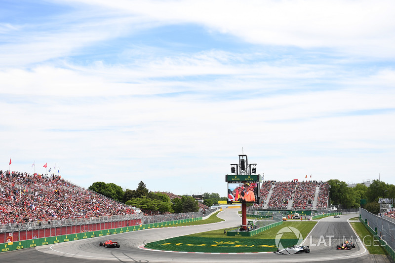 Sebastian Vettel, Ferrari SF71H precede Valtteri Bottas, Mercedes-AMG F1 W09