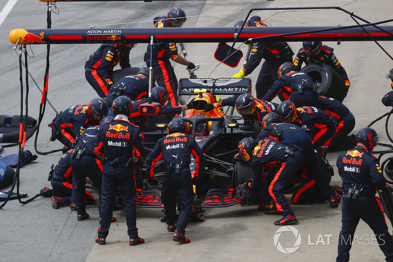 Max Verstappen, Red Bull Racing RB14, au stand