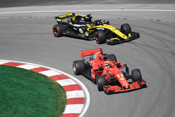 Себастьян Феттель, Ferrari SF71H, и Нико Хюлькенберг, Renault Sport F1 Team RS18