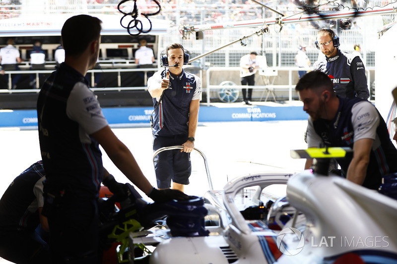 Engineers prepare to launch Sergey Sirotkin, Williams FW41, into the session