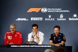 Maurizio Arrivabene, Team Principal, Ferrari, Toto Wolff, directeur exécutif, Mercedes AMG, et Christian Horner, Team Principal, Red Bull Racing, lors de la conférence de presse