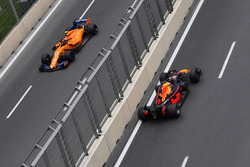 Stoffel Vandoorne, McLaren MCL33 and Daniel Ricciardo, Red Bull Racing RB14