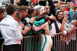 Il vincitore della gara Lewis Hamilton, Mercedes-AMG F1 festeggia nel parco chiuso