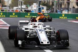Charles Leclerc, Sauber C37 Ferrari, Stoffel Vandoorne, McLaren MCL33 Renault