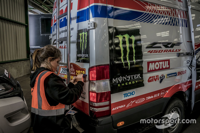 Preparativos de los vehículos de apoyo del Monster Energy Honda Team