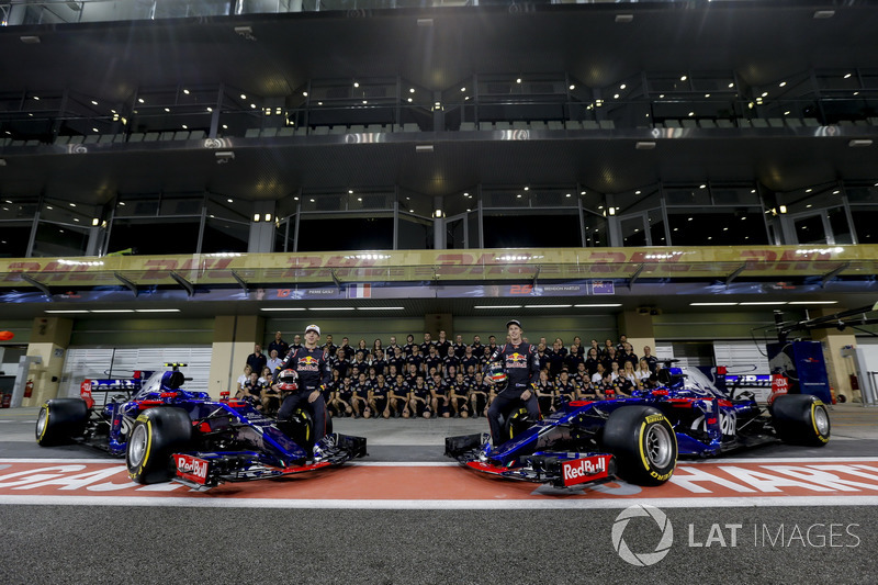 Pierre Gasly, Scuderia Toro Rosso y Brendon Hartley, Scuderia Toro Rosso en la foto del equipo Scuderia Toro Rosso