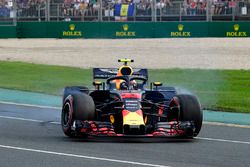 Max Verstappen, Red Bull Racing RB14 spin atıyor