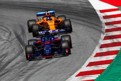 Brendon Hartley, Toro Rosso STR13, devant Fernando Alonso, McLaren MCL33