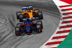 Brendon Hartley, Toro Rosso STR13, devant Fernando Alonso, McLaren MCL33