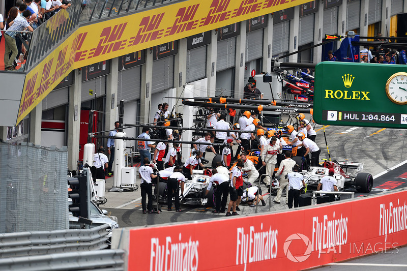Marcus Ericsson, Sauber C37 and Charles Leclerc, Sauber C37