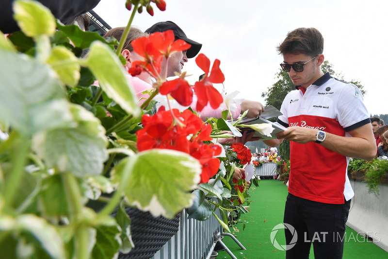 Charles Leclerc, Sauber signe des autographes pour les fans