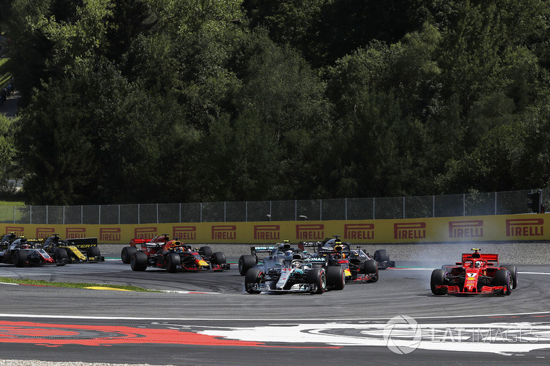 Lewis Hamilton, Mercedes-AMG F1 W09 lotta con Kimi Raikkonen, Ferrari SF71H al primo giro