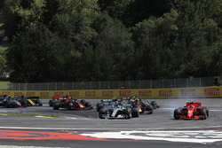 Lewis Hamilton, Mercedes-AMG F1 W09 and Kimi Raikkonen, Ferrari SF71H battle on lap one