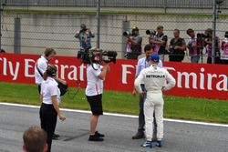 Pole sitter Valtteri Bottas, Mercedes-AMG F1 talks with Mark Webber, in parc ferme