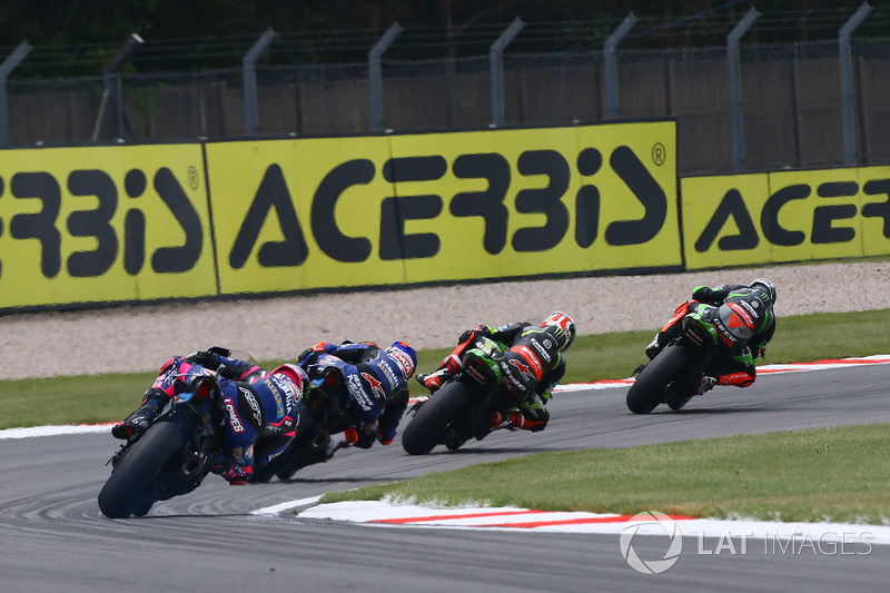 Alex Lowes, Pata Yamaha con humo en la rueda trasera persiguiendo a Michael van der Mark, Pata Yamaha