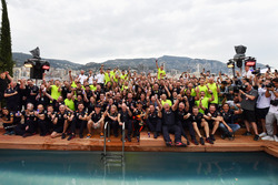 Daniel Ricciardo, Red Bull Racing en het team vieren feest bij het zwembad van het Red Bull Energy Station