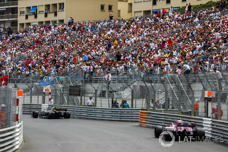 Nico Hulkenberg, Renault Sport F1 Team R.S. 18, za nim Esteban Ocon, Force India VJM11