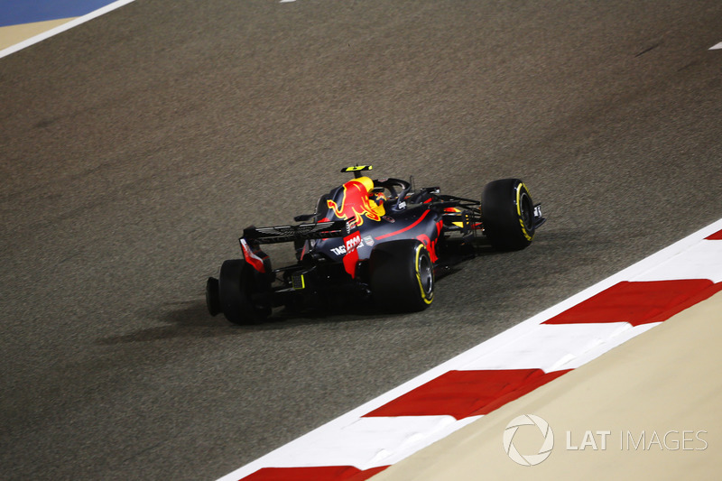 Max Verstappen, Red Bull Racing RB14 Tag Heuer, limps to the pits with a puncture