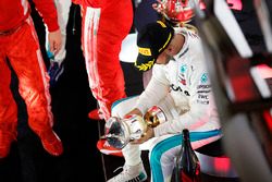 Lewis Hamilton, Mercedes AMG F1, 3rd position, inspects his trophy