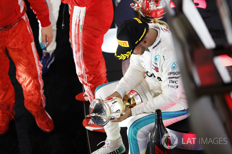 Lewis Hamilton, Mercedes AMG F1, troisième, avec son trophée