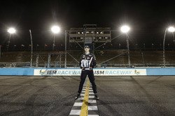El ganador de la carrera Josef Newgarden, Team Penske Chevrolet, en la línea de meta de la pista clá