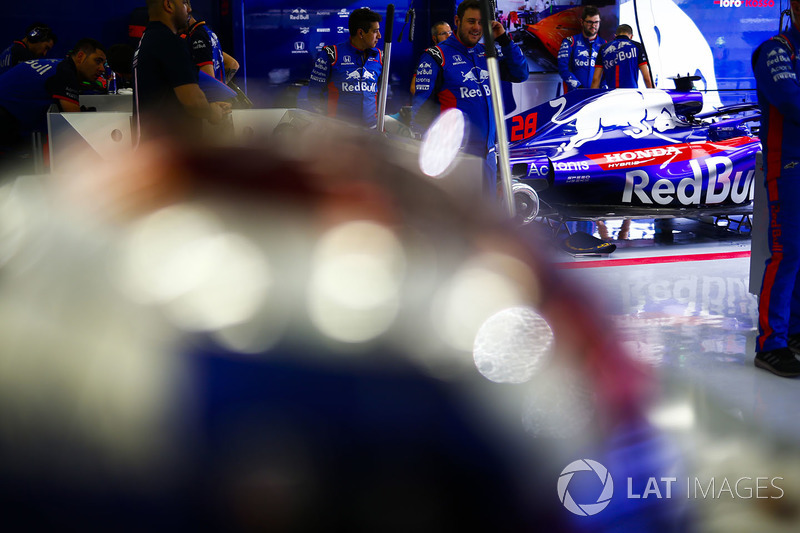 Toro Rosso engineers in the garage with the car of Brendon Hartley, Toro Rosso STR13 Honda