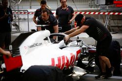 Romain Grosjean, Haas F1 Team VF-18 Ferrari, viene spinto nel garage